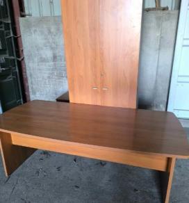 L'ensemble de bureau et deux armoires+ 2 armoires trois tiroirs  : 50 €