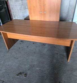 L'ensemble d'un bureau : 2 armoires trois tiroirs, 1 bureau 200/93/74 : 125 €