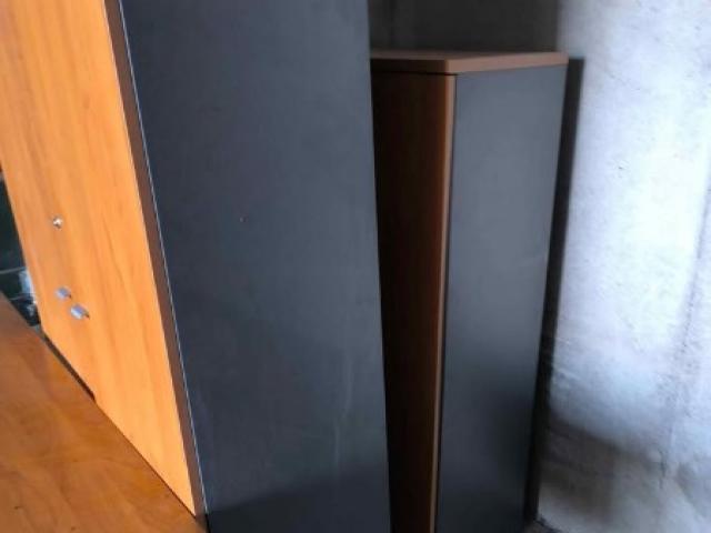 L'ensemble de bureau et deux armoires+ 2 armoires trois tiroirs  : 50 €