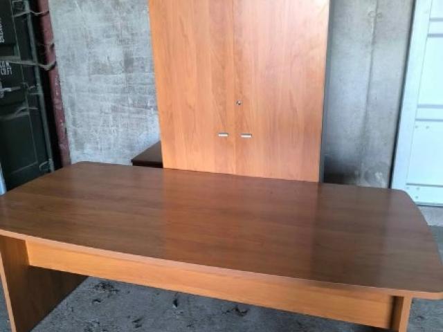 L'ensemble de bureau et deux armoires+ 2 armoires trois tiroirs  : 50 €