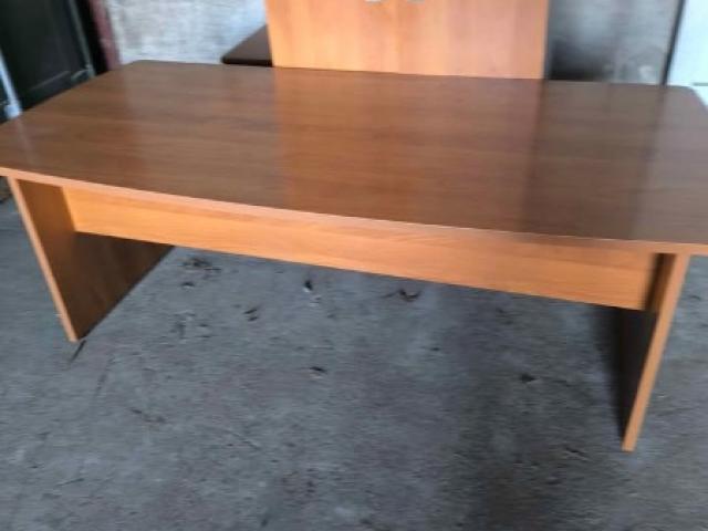 L'ensemble d'un bureau : 2 armoires trois tiroirs, 1 bureau 200/93/74 : 125 €