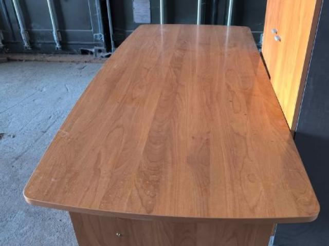 L'ensemble d'un bureau : 2 armoires trois tiroirs, 1 bureau 200/93/74 : 125 €