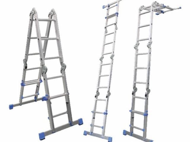 Échelle pliante avec plateforme aluminium 4 x 3 barreaux hauteur de travail 4,55 m : 99 € pièce
