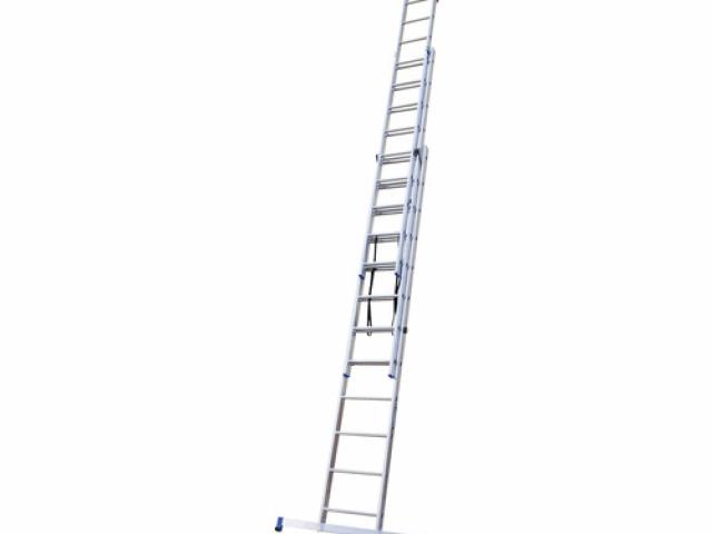 Échelle multifonctions WERNER échelle simple d'appui ou échelle coulissante aluminium 3 parties 3 x 12 barreaux hauteur de travail 8,15 m : 400 €
