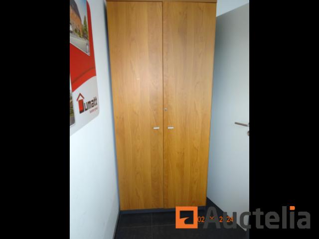 L'ensemble d'un bureau : 2 armoires trois tiroirs, 1 bureau 200/93/74 : 125 €